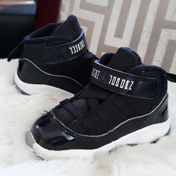 Michael Jordan's  tennis shoes size 5 - Picture 4 of 4